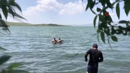 Çıldır Gölü'nde buz gibi suda serinlediler
