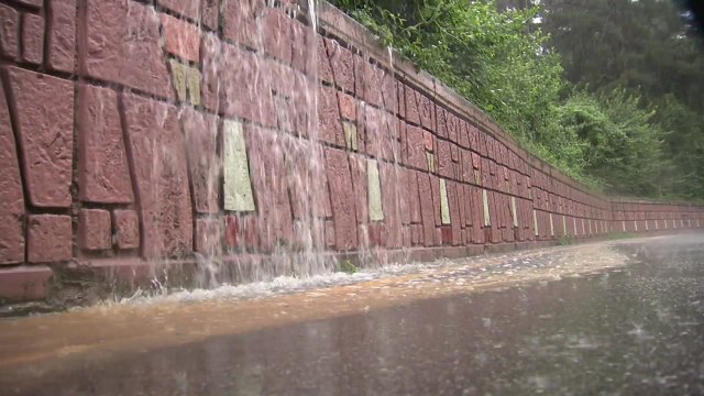 [날씨] 내륙 흐리고 후텁지근...남해안 200mm↑ 호우 / YTN