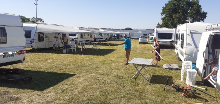 La mairie lui interdit de construire sur son terrain, il invite les gens du voyage à s'y installer pour se venger