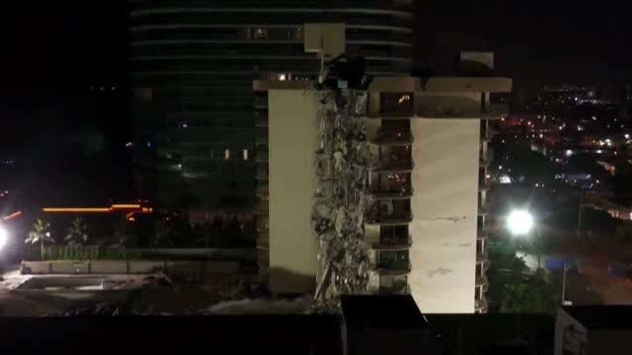 Derriban con una explosión controlada los restos del edificio que se derrumbó parcialmente en Miami