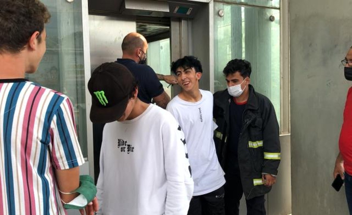 Asansörde mahsur kaldılar, bir saat boyunca kurtarılmayı bekledilerAsansörde mahsur kalan gençler nefessiz kalmasın diye 1 saat boyunca kapıyı açık...