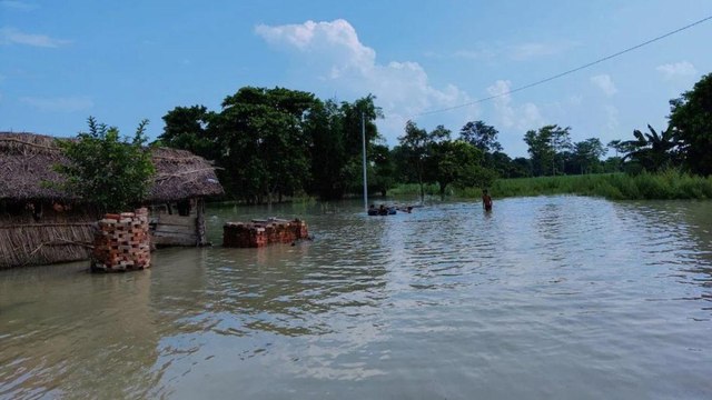 Bihar Flood: Wall of village health center drowned in water