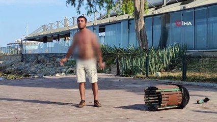 Alkollü vatandaş Türk bayrağıyla birlikte kendini yakmaya çalıştı