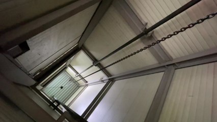 화물용 승강기 12m 아래로 추락해 20대 직원 숨져 / YTN