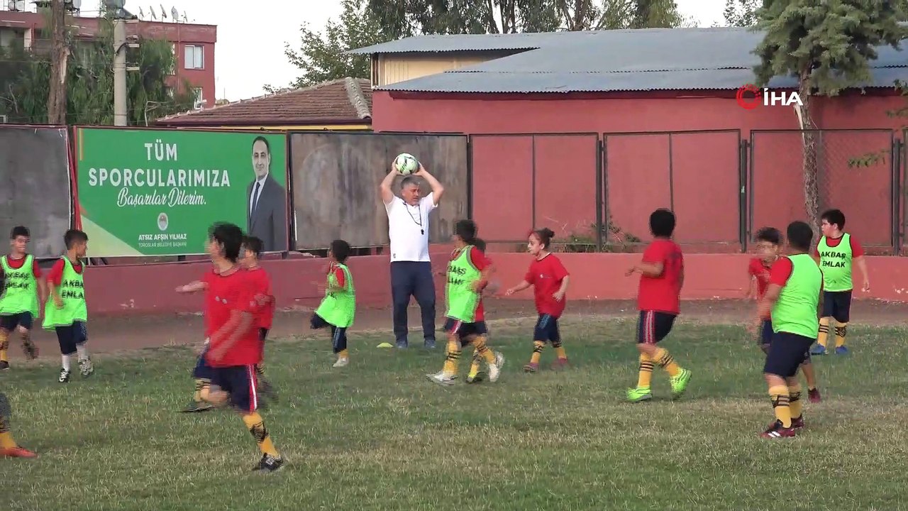 Antrenör muhtar Aziz Filiz, mahalledeki çocuklara ücretsiz futbol kursu veriyor