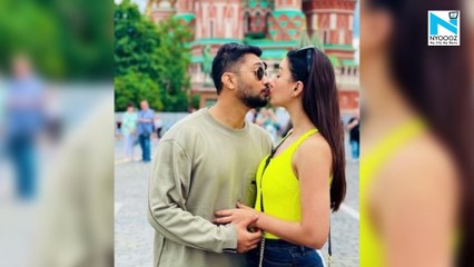 Gauahar Khan & Zaid Darbar share a kiss on their honeymoon in Moscow