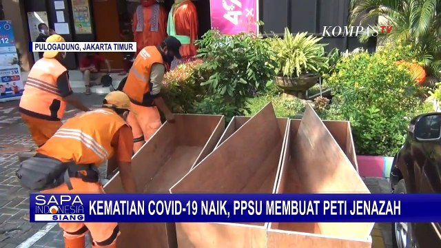 Petugas PPSU Kelurahan Kayu Putih Inisiatif Buat Peti Jenazah untuk Jenazah Covid-19