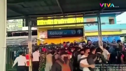 Warga Berebut Masuk Stasiun KRL Hindari Sekat PPKM Darurat