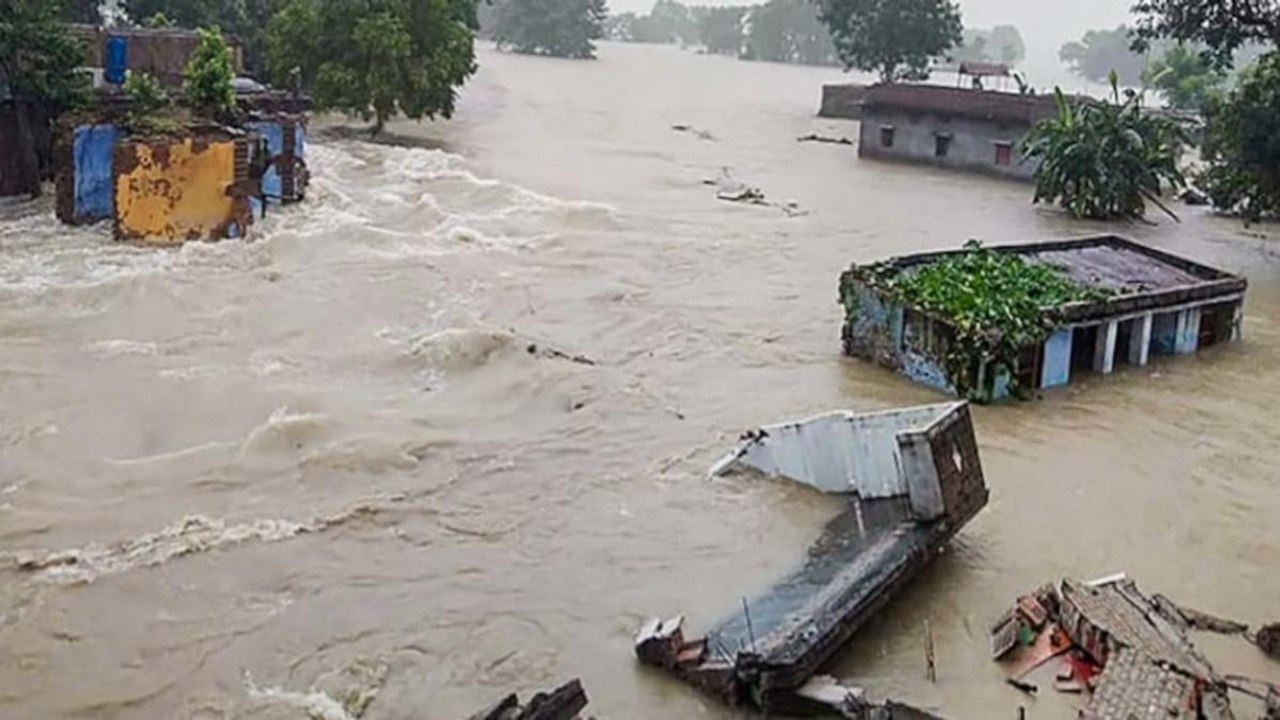 Bihar: Floods wreak havoc in village, roads dam...