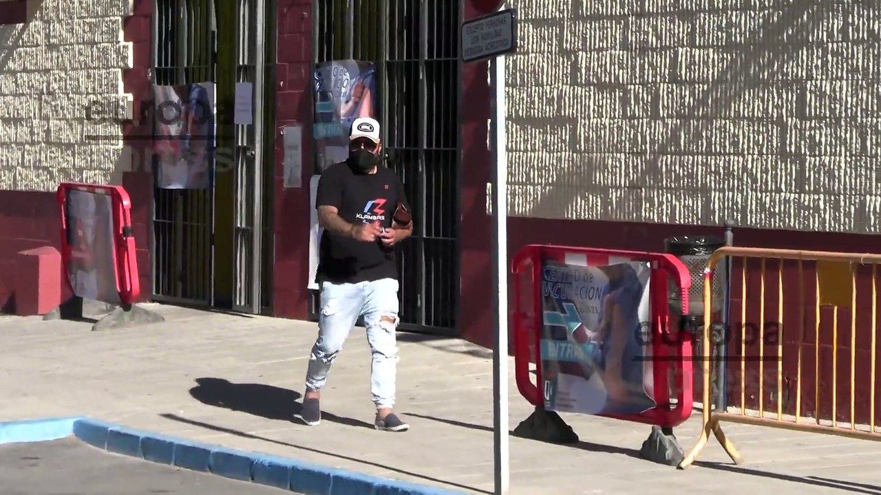 Kiko Rivera acude al centro de vacunación para ponerse la primera dosis de la vacuna contra la covid