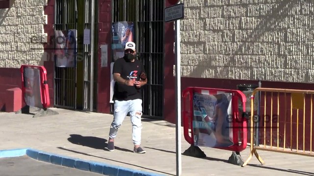 Kiko Rivera acude al centro de vacunación para ponerse la primera dosis de la vacuna contra la covid