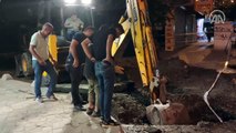 Zeytinburnu'nda, İBB'nin kanalizasyon hattı yenileme çalışması yaptığı sokakta su borusu patladı