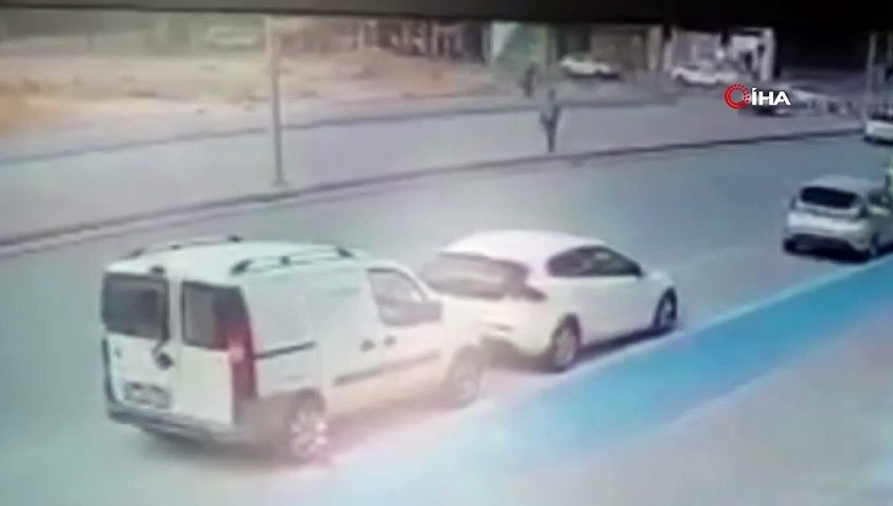 Otomobilin çarptığı yayanın yanından geçip gittiler...Yayanın metrelerce sürüklendiği feci kaza kamerada