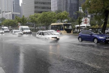 İSTANBUL'DA SAĞANAK TRAFİĞİ OLUMSUZ ETKİLEDİ