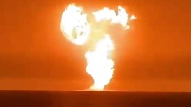 Azerbaïdjan : un volcan de boue crache des flammes en mer Caspienne