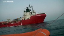 شاهد: سفينة الإنقاذ أوشن فايكينغ تنقذ 369 مهاجرا في المتوسط