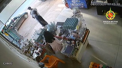 Homem ameaça uma comerciante com faca, rouba carro e é preso pela PM