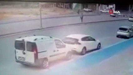 Otomobilin çarptığı yayanın yanından geçip gittiler