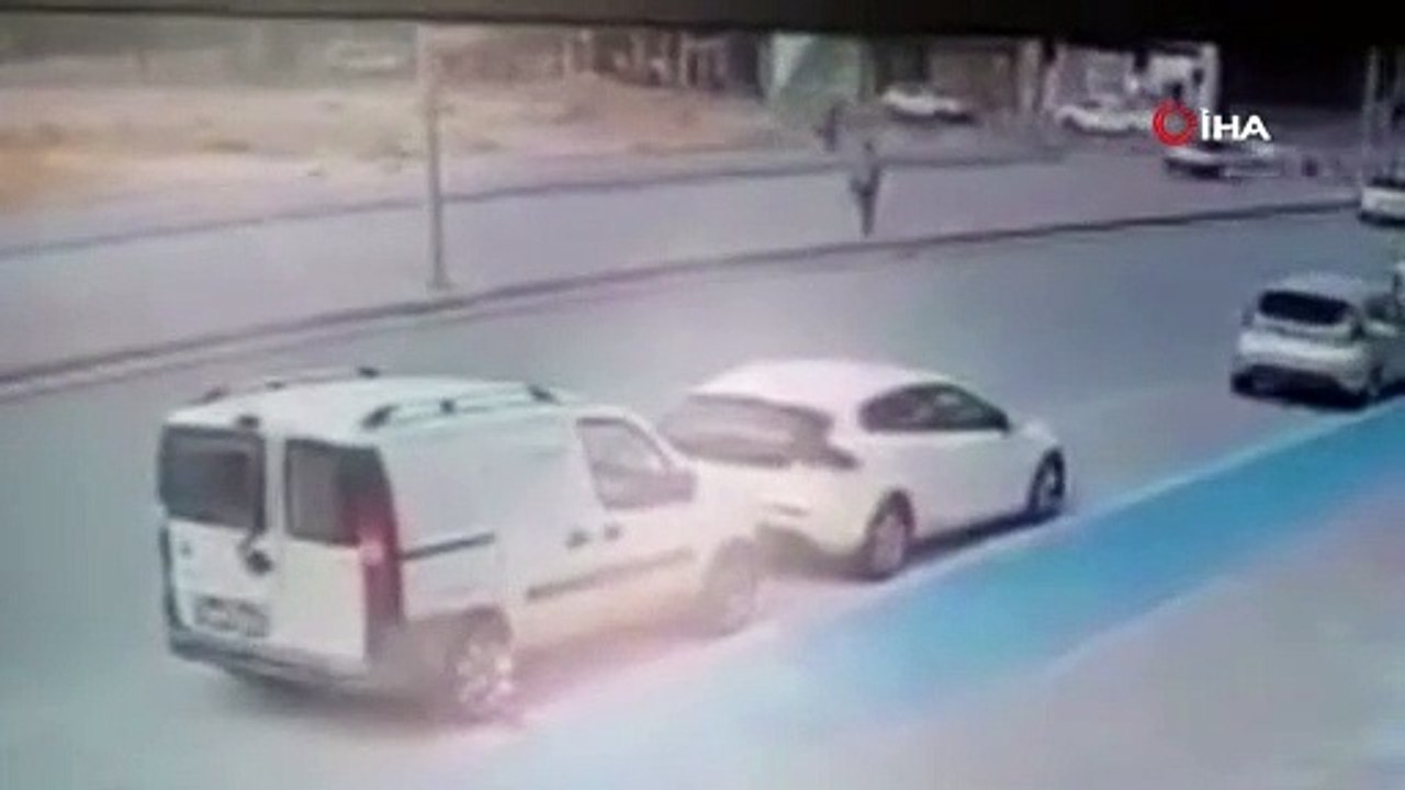 Otomobilin çarptığı yayanın yanından geçip gittiler