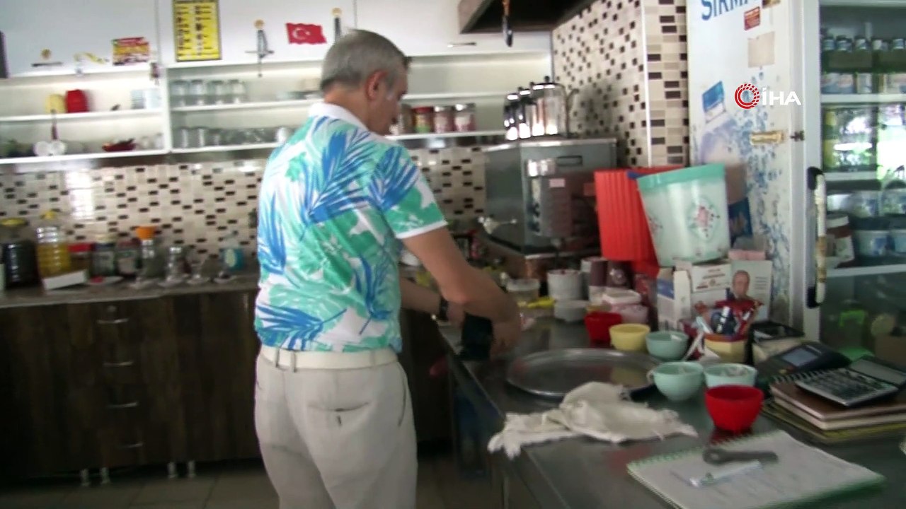 Kaşıkla yemek verilen, enjektörle su içirilen yavru karga, kafede masalara da misafir oluyor