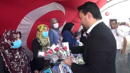 Şair, yazar ve sunucu Kasım Alper Özdemir, evlat nöbetindeki aileleri ziyaret etti