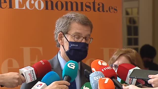 Feijóo lamenta la situación de los jóvenes, pero no ve factible cambiar el protocolo de vacunación