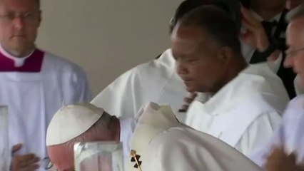 El papa se recupera tras la operación de ayer