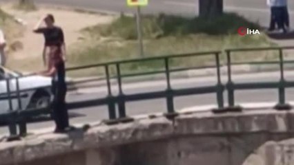 Köprüden atlamak isteyen genç kızın kurtarılmasını alkışlarla kutladılar