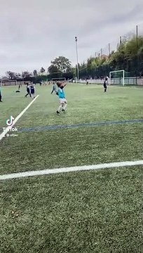 Vitaa a filmé son fils en train de jouer au foot et demandé l'avis de ses abonnés : Bon dites la vérité, il joue bien ou pas ??
