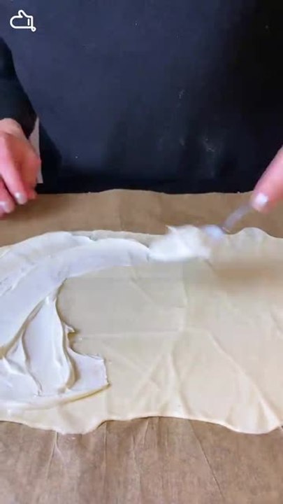 Flammekueche champignons, oignons et raclette - vidéo