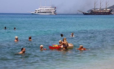 ALANYA'DA TATİLCİLER DENİZE GİRİP, TURİSTİK YERLERİ GEZDİ