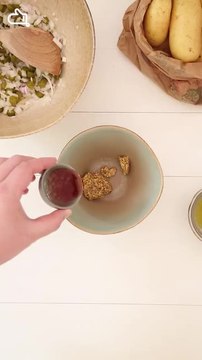 Salade de pommes de terre et cornichons vertical