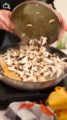 Poêlée de champignons et d'oignon vertical