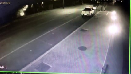 Incrível: Vídeo mostra carro derrubando portão e capotando em pátio de residência