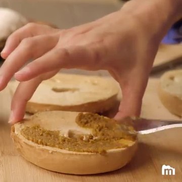 Un délicieux bagel facile et rapide à préparer pour le déjeuner, ça vous dit La recette par ici bit.ly/2IkUKEW