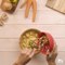 Accompagnés d'une salade ou à grignoter à l'apéro, on fait des samoussas au poulet  La recette par ici  http://bit.ly/2JmDbpl