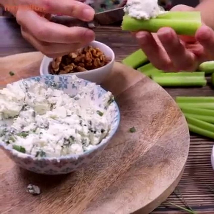 Craquez pour ces branches de céléri farcies au fromage, ça vous tente  La recette par ici  https://bit.ly/2CIXaev