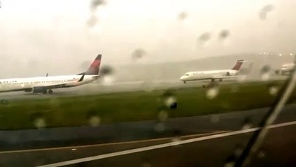 Uçağa yıldırım düştü