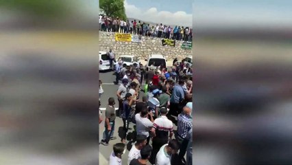 Yasaya isyan eden tütün üreticilerinden yol kapattı! Bir vatandaş kendisini yakma girişiminde bulundu
