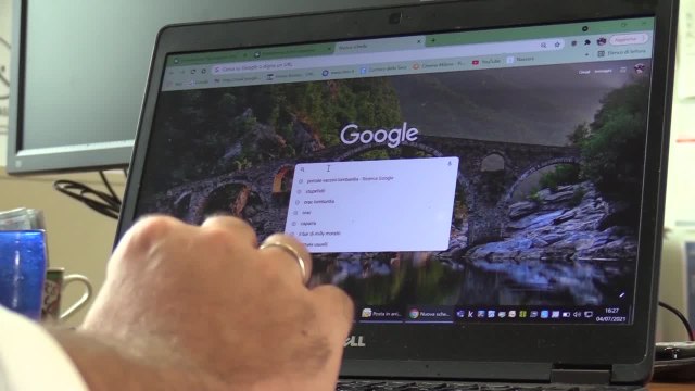 Vaccino agli stranieri, consigliere hacker smentisce la Regione Lombardia