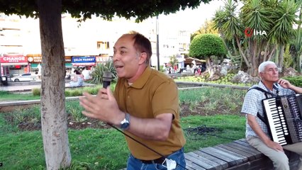 Çobanlık yaparken bulduğu taşları sergiliyor