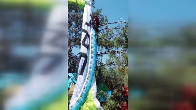 MUĞLA - Fethiye'de yamaç paraşütü ağaca dolandığı için mahsur kalan pilot ile birlikte uçtuğu kişi kurtarıldı