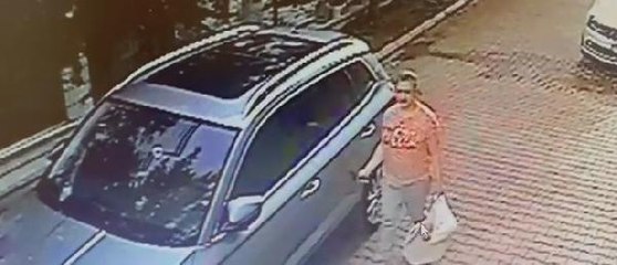 TARTIŞTIĞI KOMŞUSUNUN OTOMOBİLİNİ ÇİZME ANI KAMERADA