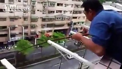 Balkondan oltayla balık tuttu!