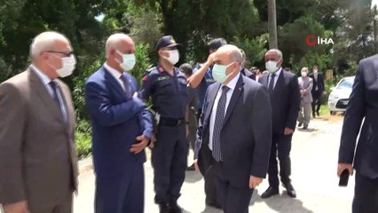 Vali, biçerdöver ile buğday hasadı yaptı