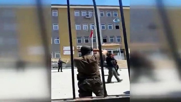 Polisler Türk bayrağını tekbirlerle göndere çekti