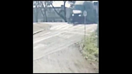 Veja o momento da colisão entre moto e van na Avenida Brasil