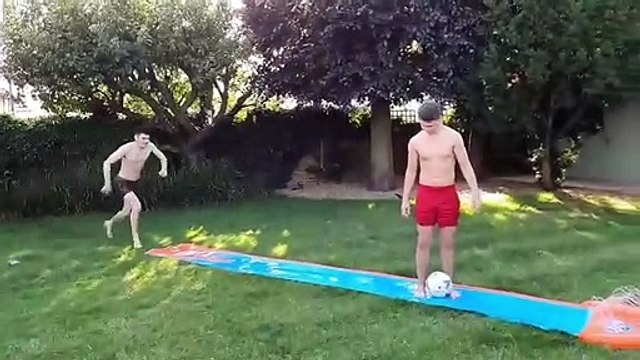 Ce tacle de foot mérite un beau carton rouge