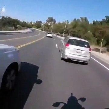 Il perd le controle de sa moto et réussit à éviter le pire d'une façon géniale