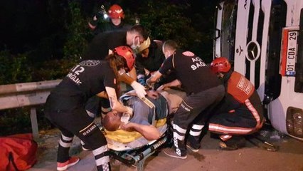 DEVRİLEN TIR'DA SIKIŞAN SÜRÜCÜYÜ İTFAİYE KURTARDI